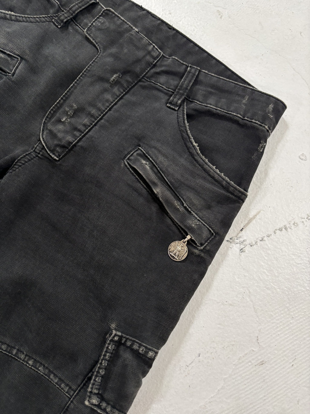 Balmain Black Egale Coin Cargo Jeans {{ color }} {{ brand }} {{ archive }} {{ season }} {{ year }} {{ hedi slimane }}