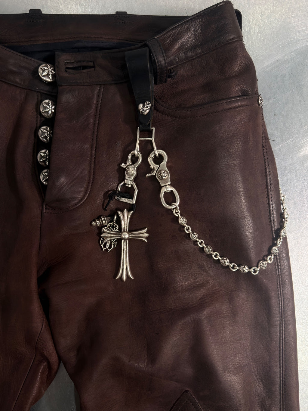 Chrome hearts 1/1 leather fluer knees {{ color }} {{ brand }} {{ archive }} {{ season }} {{ year }} {{ hedi slimane }}