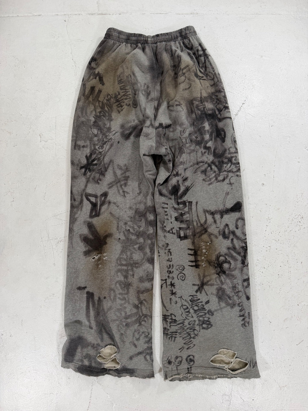 Balenciaga Graffiti Sweats {{ color }} {{ brand }} {{ archive }} {{ season }} {{ year }} {{ hedi slimane }}
