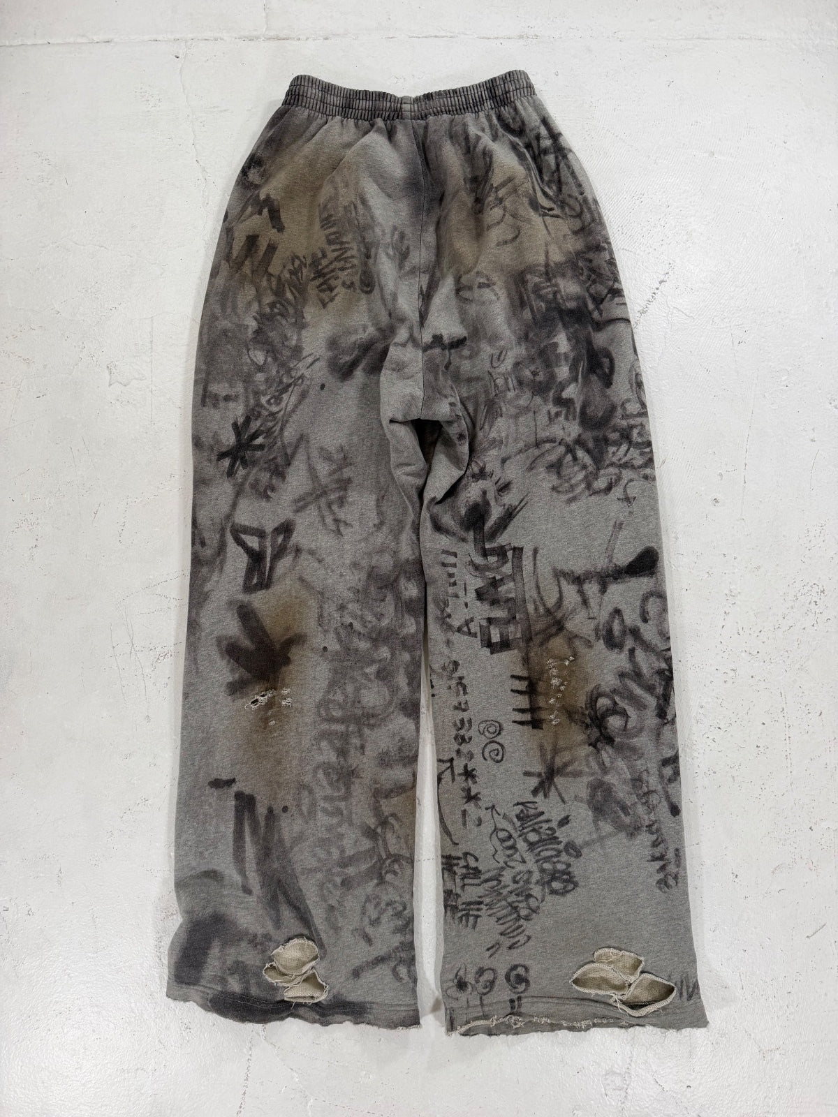Balenciaga Graffiti Sweats {{ color }} {{ brand }} {{ archive }} {{ season }} {{ year }} {{ hedi slimane }}
