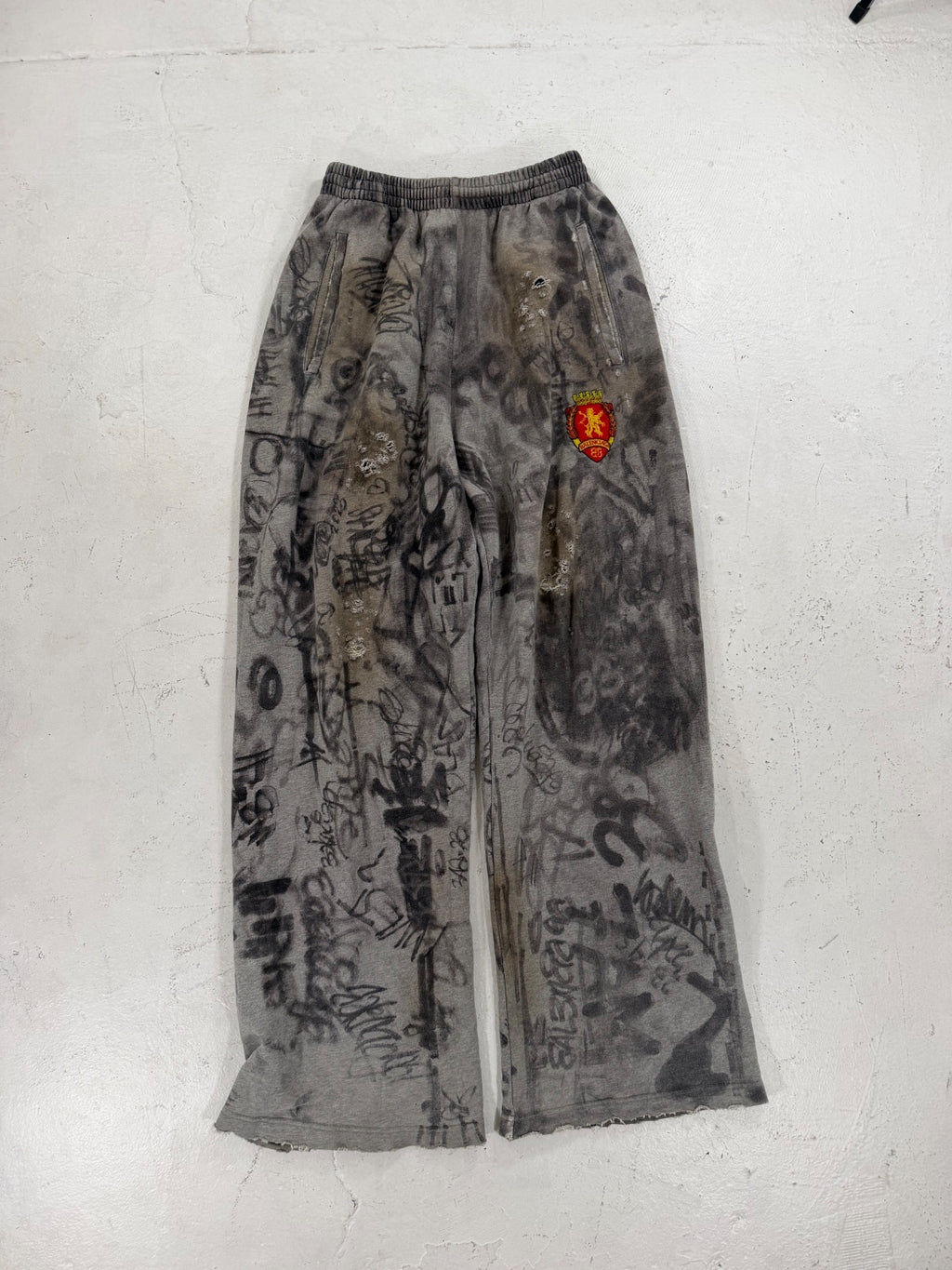Balenciaga Graffiti Sweats {{ color }} {{ brand }} {{ archive }} {{ season }} {{ year }} {{ hedi slimane }}