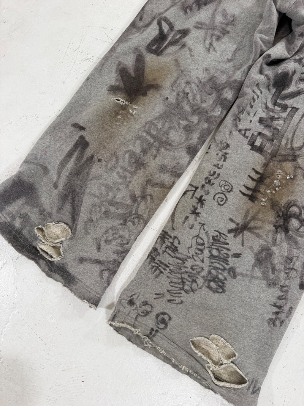 Balenciaga Graffiti Sweats {{ color }} {{ brand }} {{ archive }} {{ season }} {{ year }} {{ hedi slimane }}